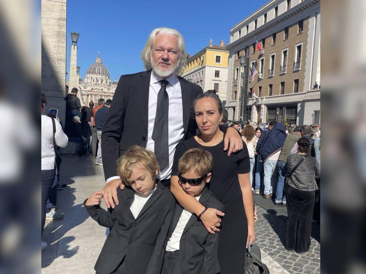 Julian Assange, fundador de Wikileaks, llega con su esposa e hijos al funeral del papa Francisco