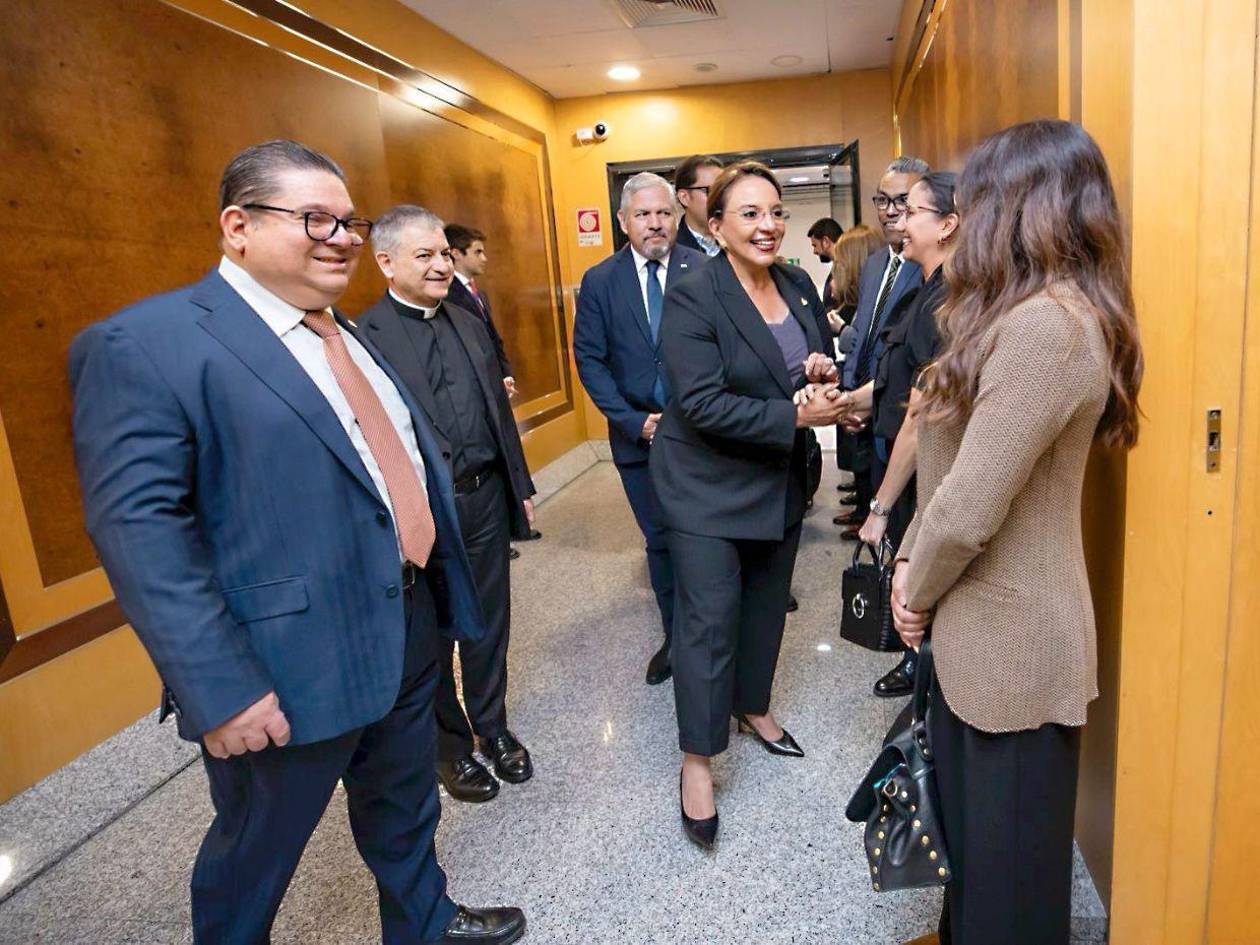 Xiomara Castro llega a Roma para participar en honras fúnebres del papa Francisco