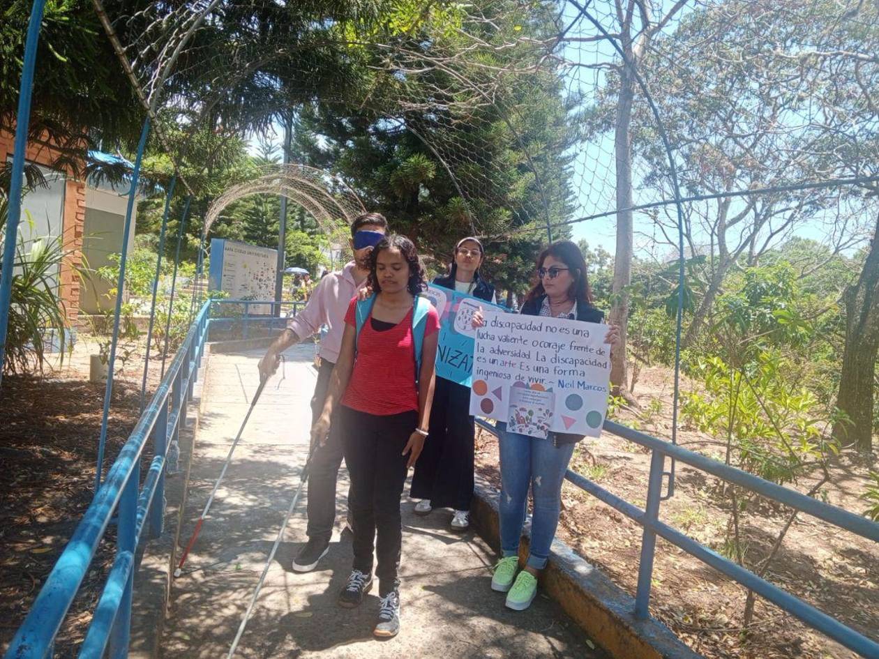 Jóvenes de la UNAH realizan campaña de concientización por estudiantes con discapacidad