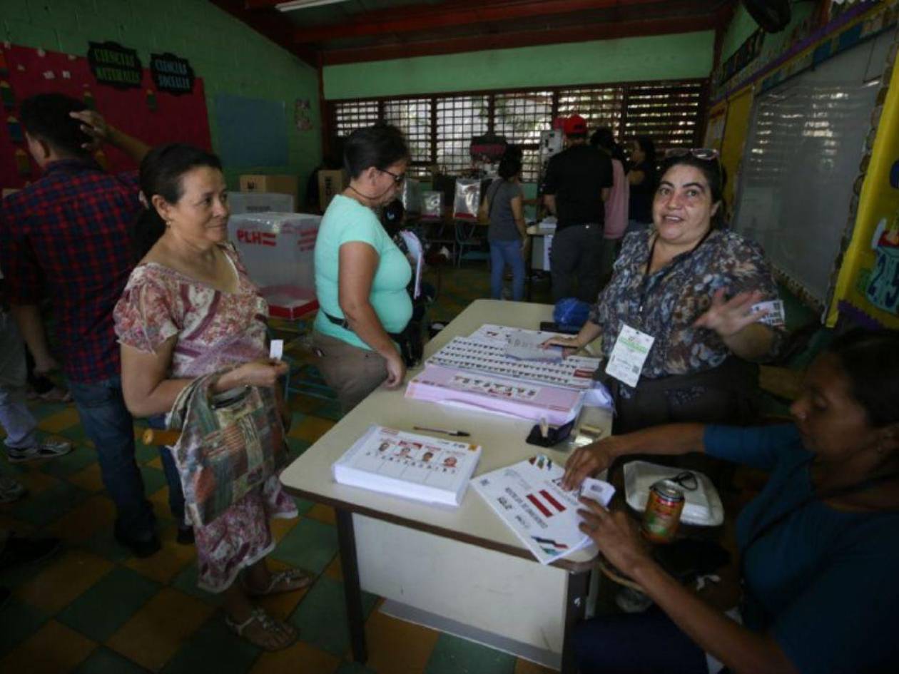 A una semana del caos, cientos de capitalinos votan en las elecciones primarias