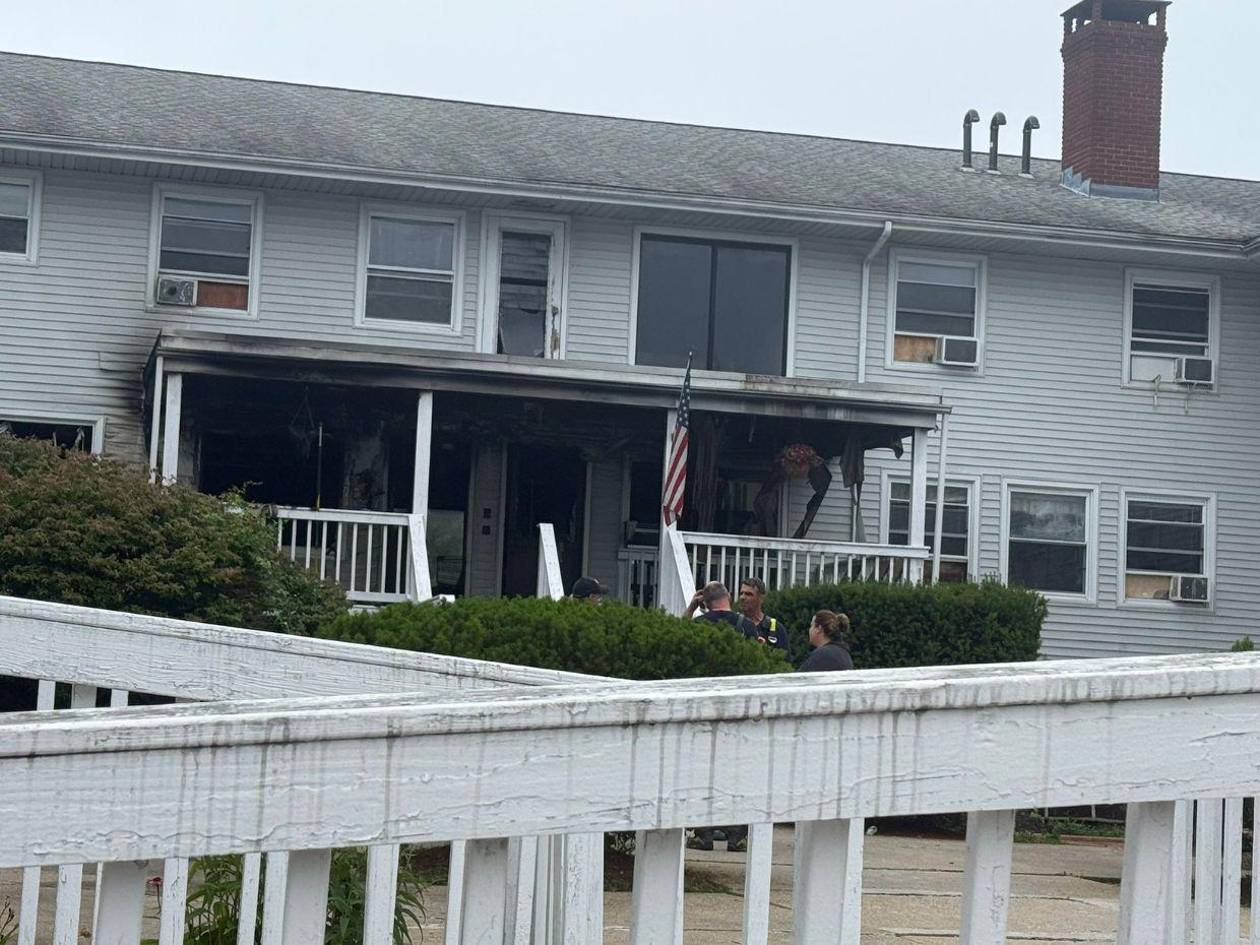 Nueve muertos y más de 30 heridos deja incendio en residencia de ancianos en Massachusetts