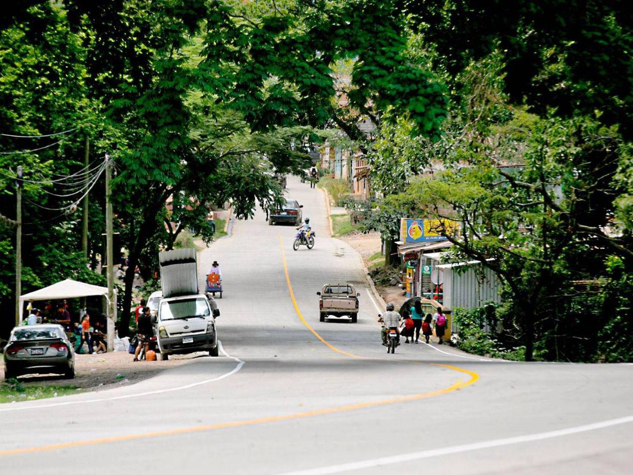 Presidenta inaugura carretera pavimentada entre Talanga y Cantarranas