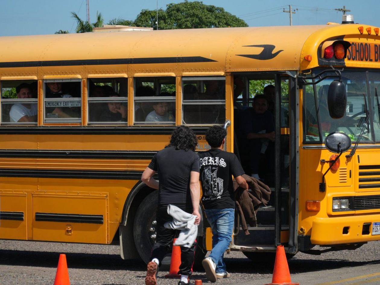 Llega otro vuelo con 135 hondureños deportados desde EE UU a La Lima, Cortés