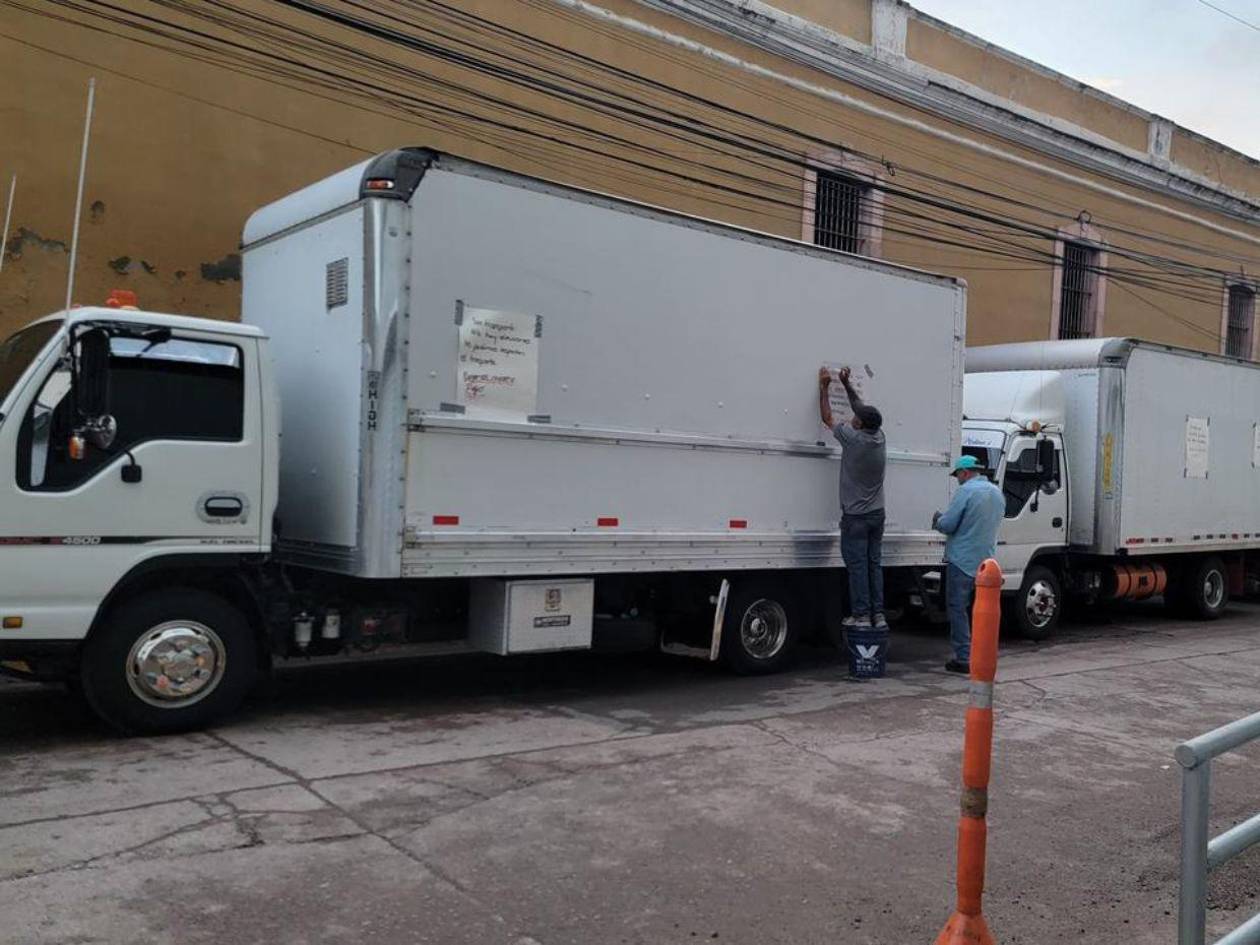 Transportistas protestan frente al CNE por falta de pago del traslado de material electoral