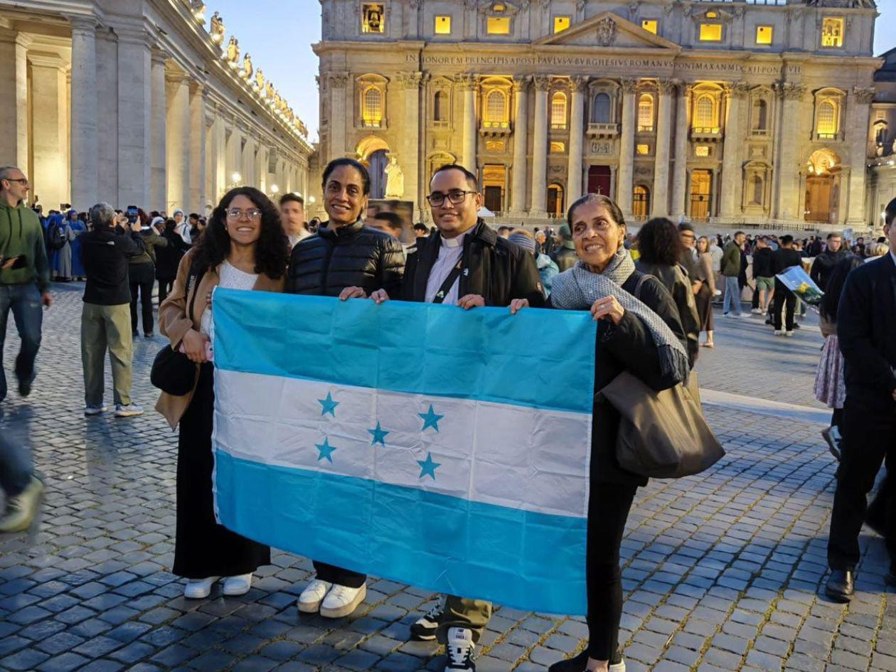 Pensé que era fake news: El dolor de un sacerdote hondureño en Roma por la muerte del papa
