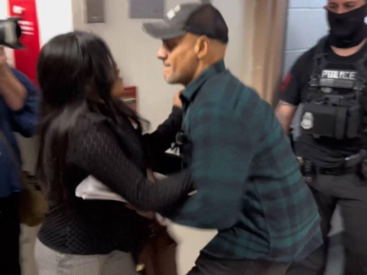 Momento en que agente de ICE tiró al suelo a una mujer inmigrante frente a sus hijos