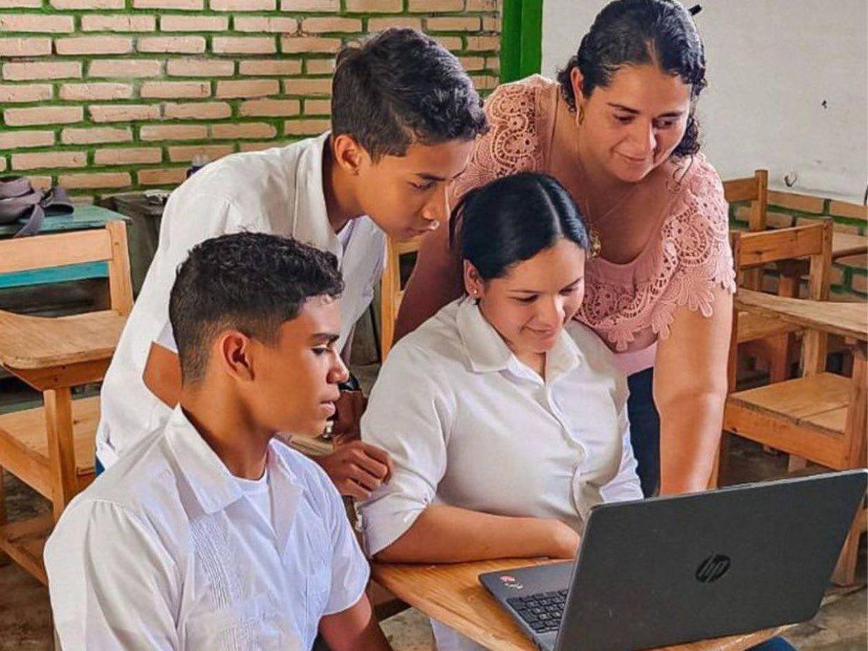 Unas 1,000 escuelas se conectarán con internet previo a los comicios, dice Esponda