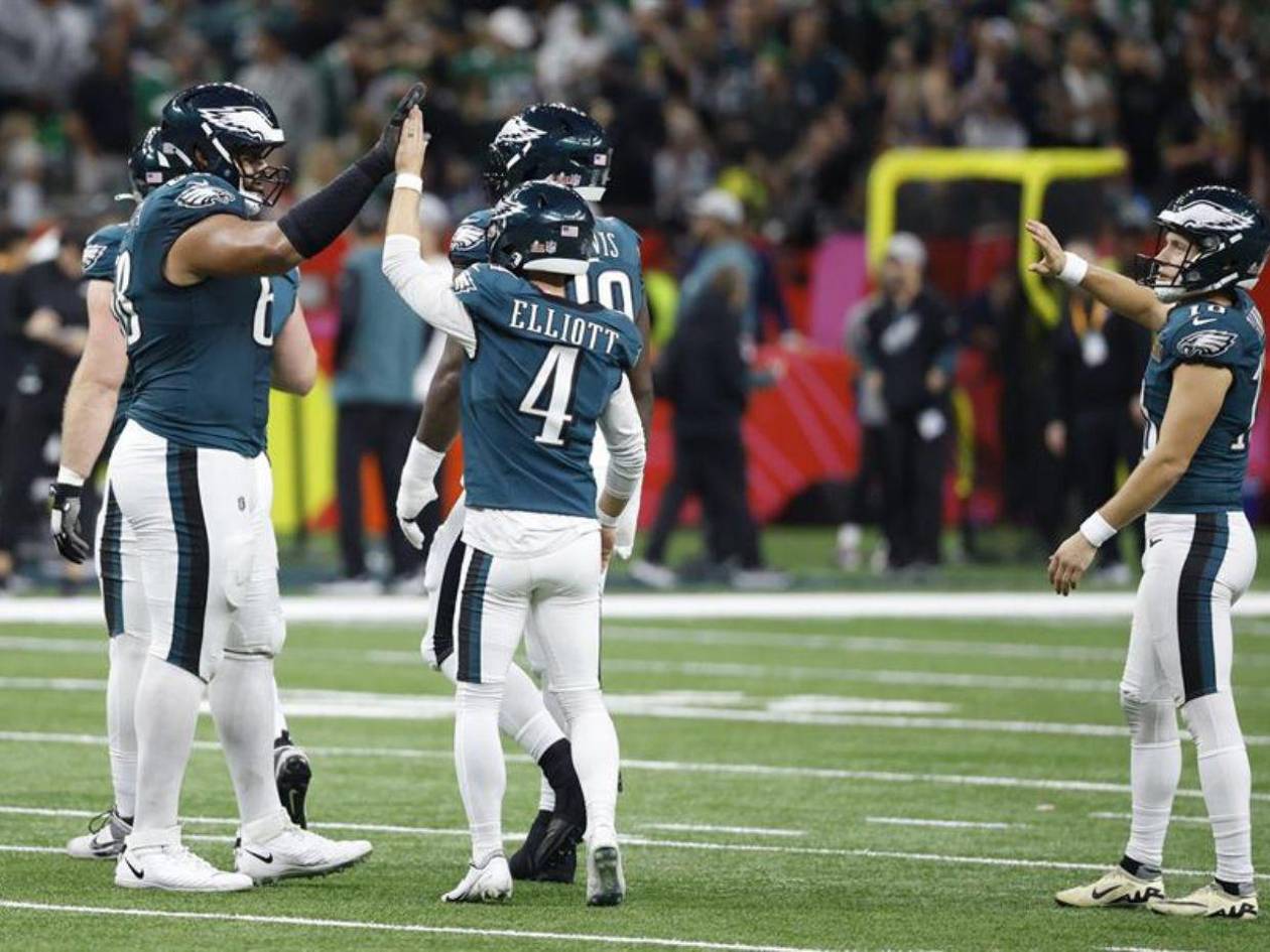Los Eagles arrasaron a los Chiefs al descanso del Super Bowl 2025