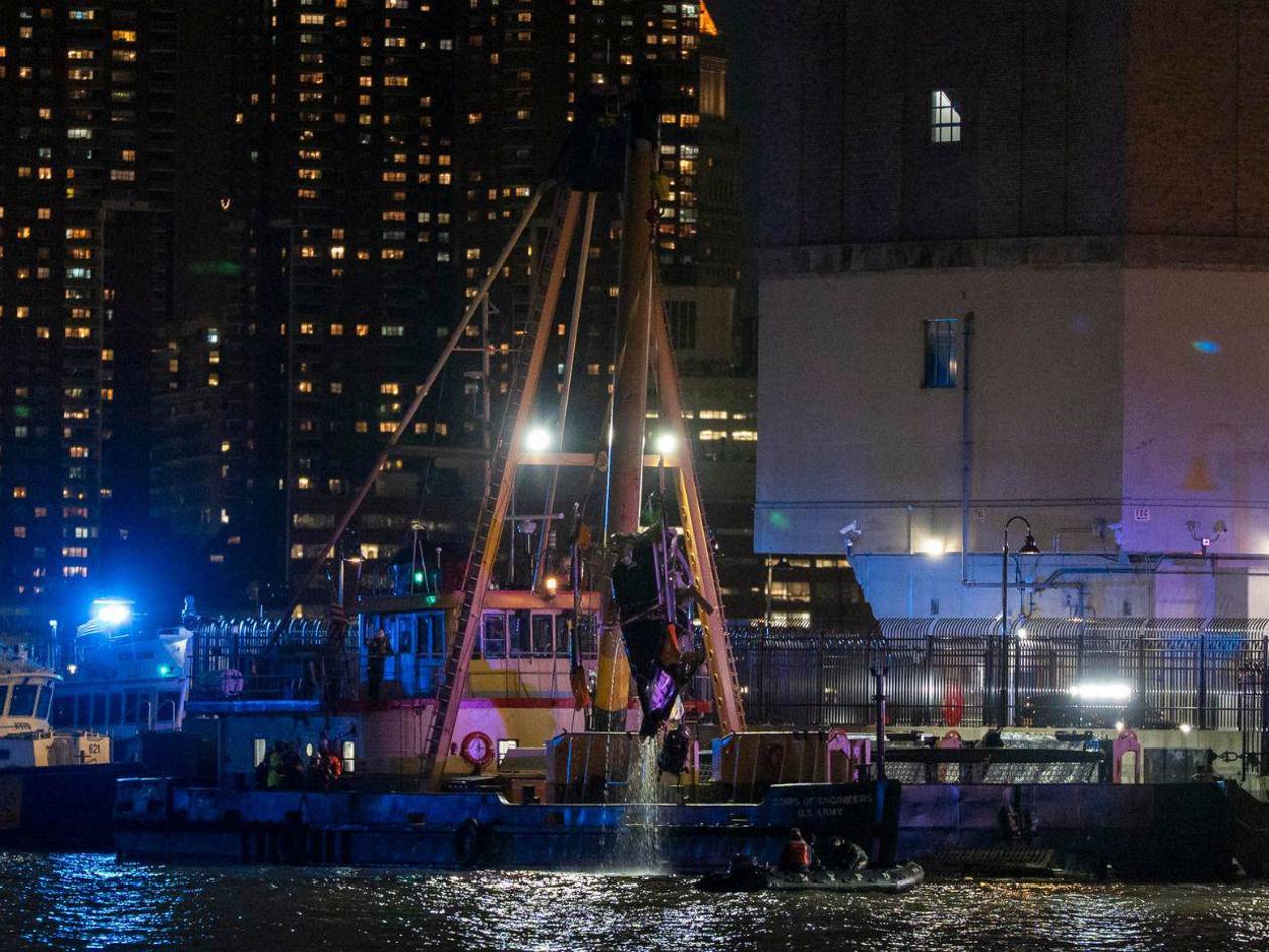 Seis españoles muertos deja accidente de helicóptero en río Hudson de Nueva York