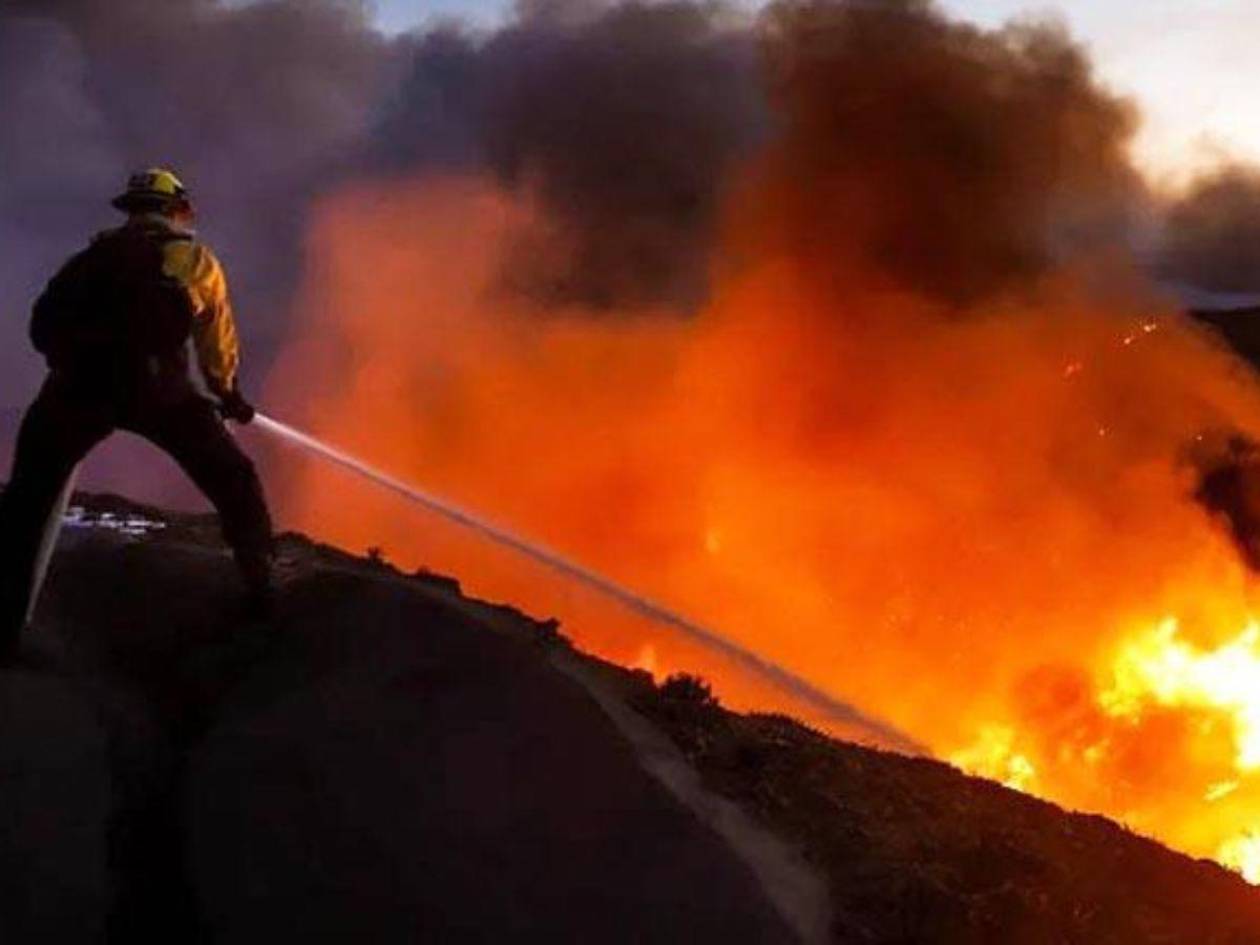 Incendios en Los Ángeles: movilizan cientos de presos para combatir las llamas