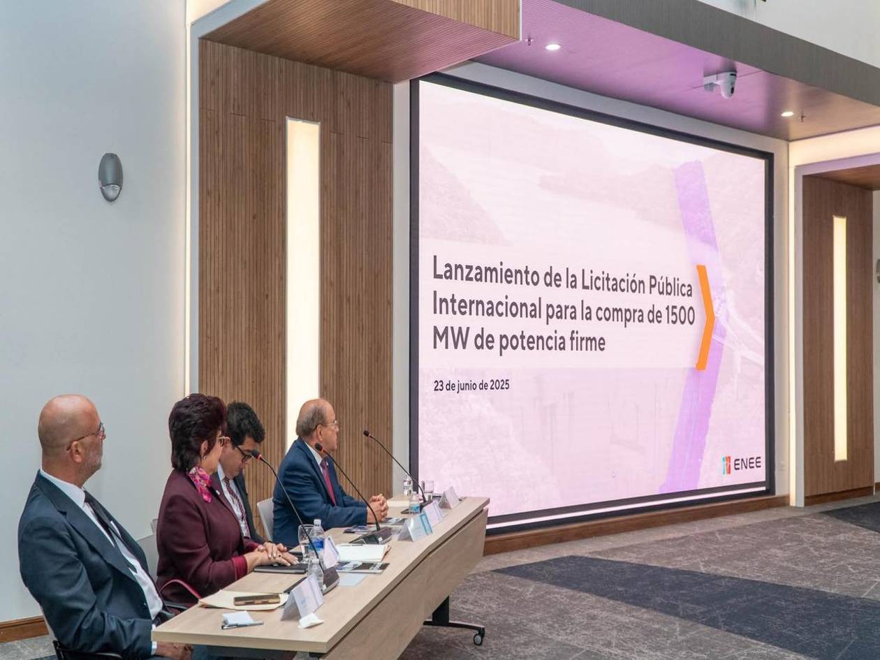 A 217 días de culminar este gobierno se lanzó licitación de 1,500 megas