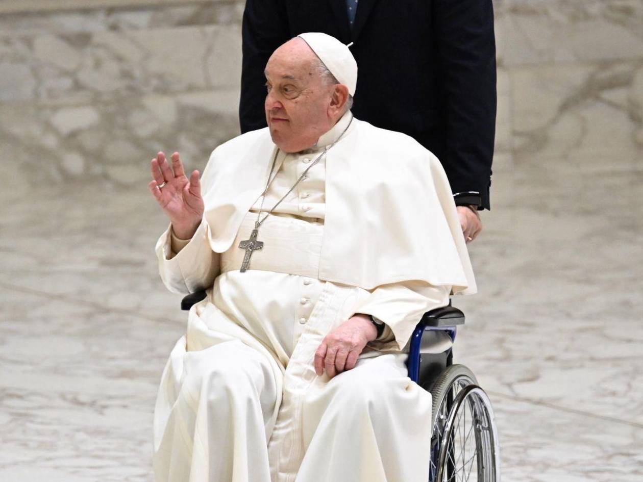 Papa Francisco no ha vuelto a sufrir crisis respiratoria y se mantiene trabajando