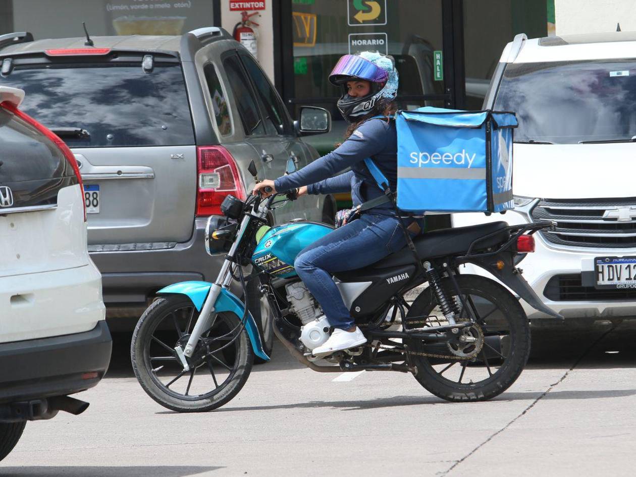 Keren Salgado, la joven delivery que inspira en las calles de Tegucigalpa
