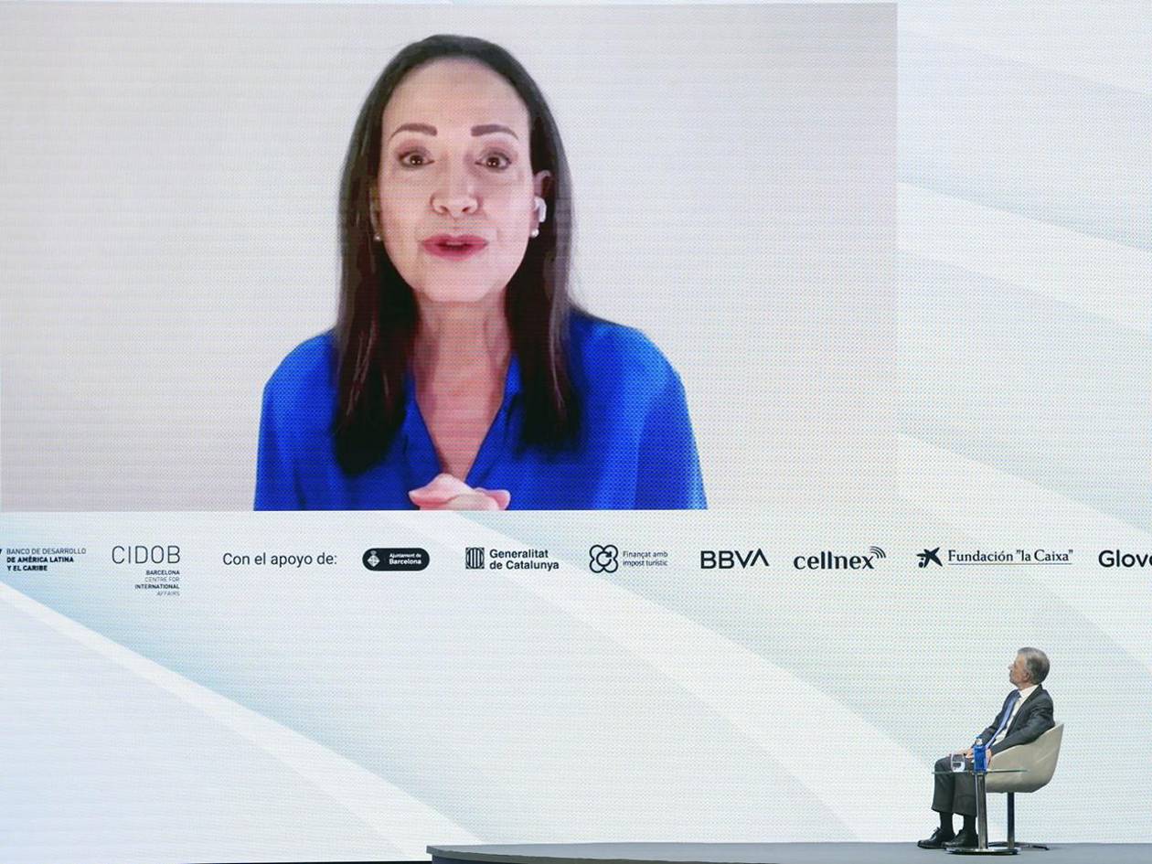 Familia y líderes llegan a Oslo para Nobel de la Paz, pero Machado sigue en paradero desconocido