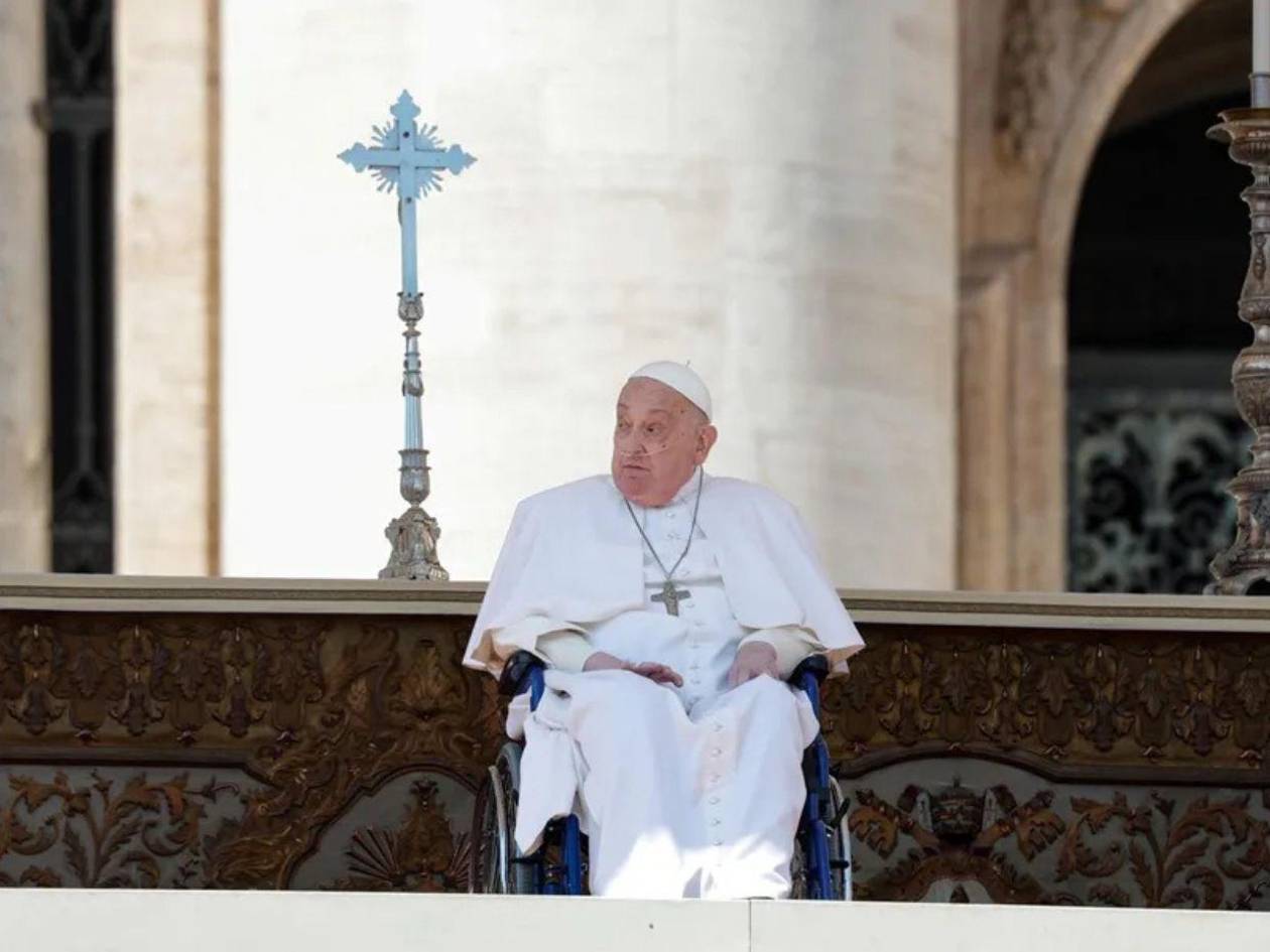 Papa Francisco reaparece ante fieles tras convalecencia y habla de la enfermedad
