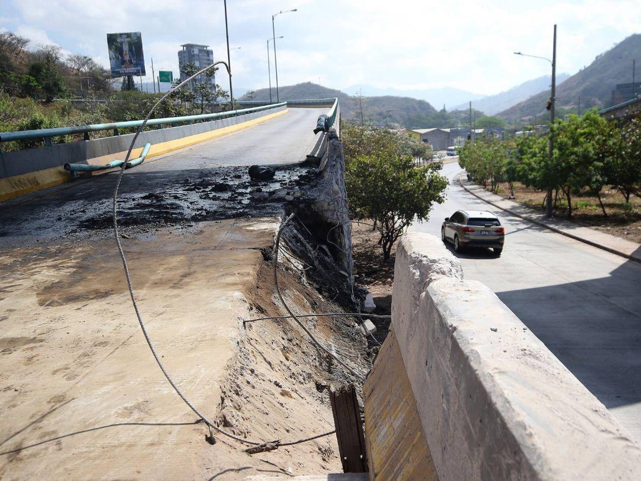 ¿Cuándo habilitarán acceso a Santa Lucía tras caída de puente en la capital?