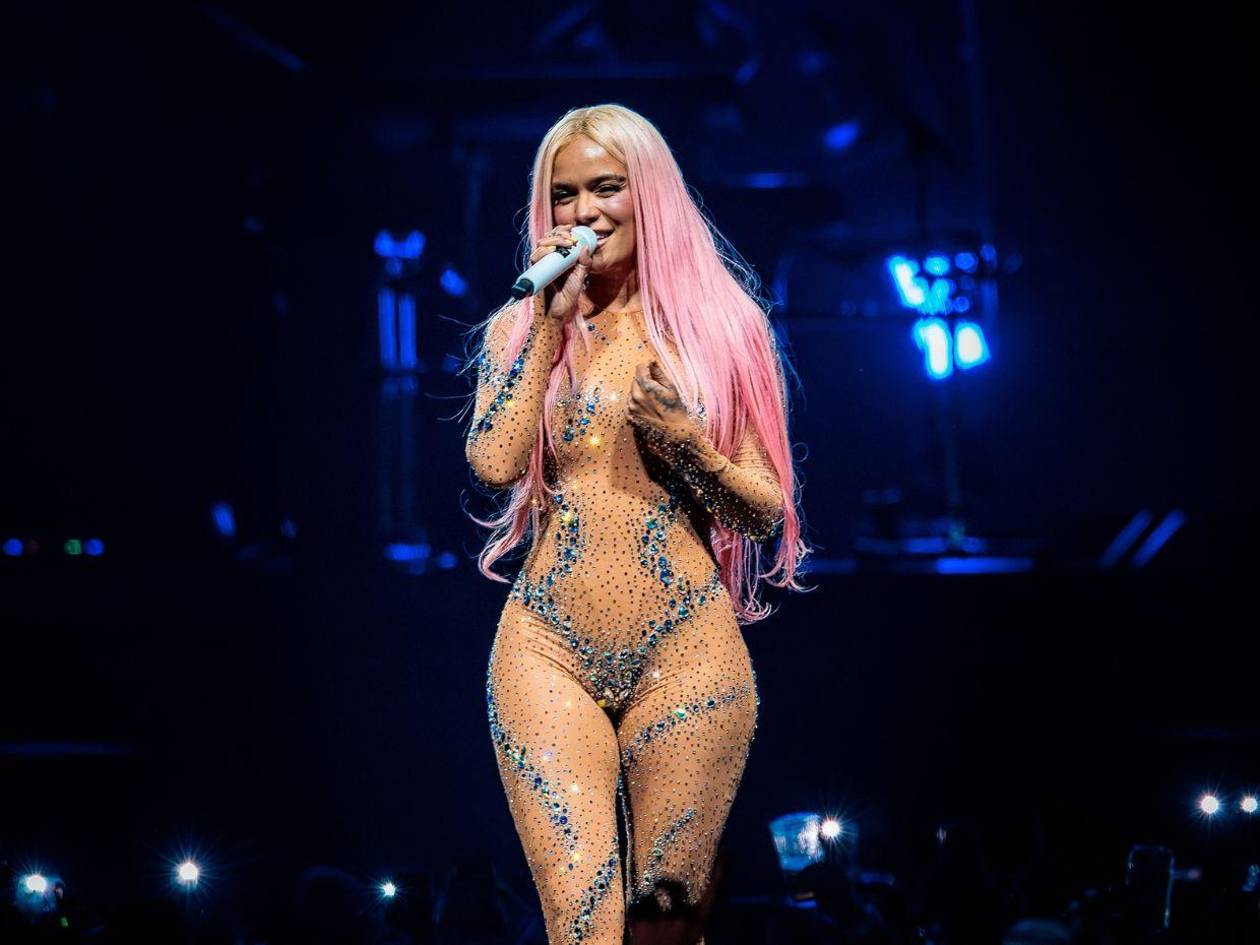 Karol G, primera estrella latina invitada al cabaré Crazy Horse de París