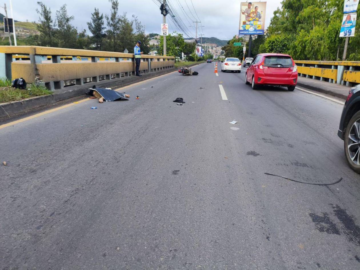 Motociclista muere al chocar contra barandal en puente del anillo periférico