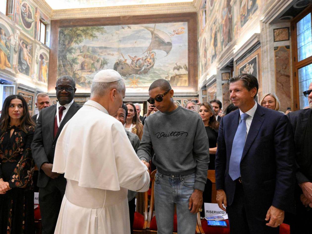 El Papa saluda a Pharrell Williams; Karol G también actuará en el Vaticano