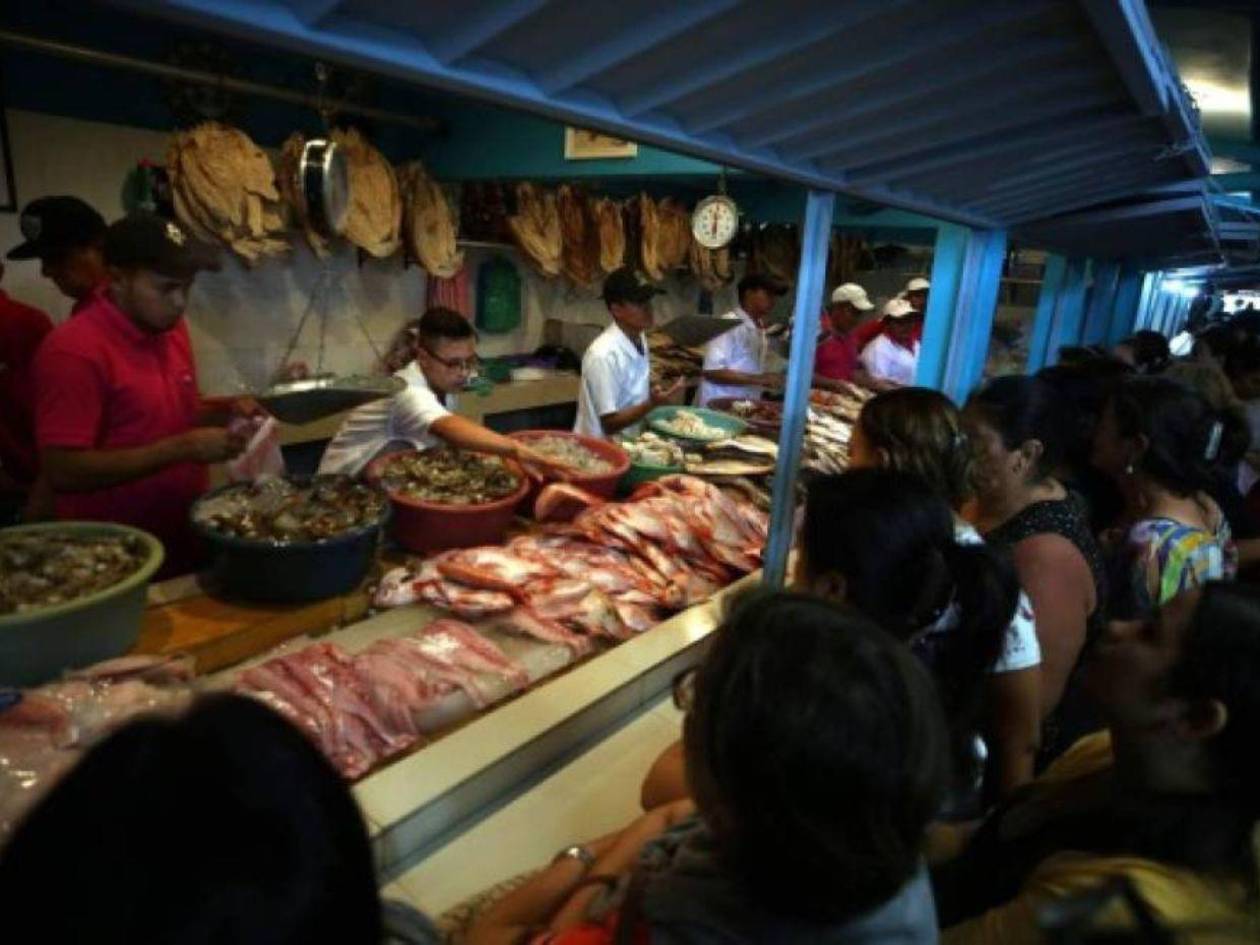 Con operativos buscan controlar precios de mariscos previo a Semana Santa 2025