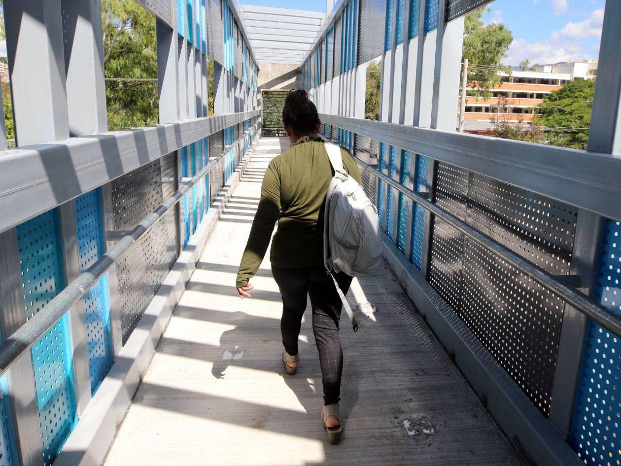 Capitalinos pueden cruzar seguros por el puente peatonal frente a la Teletón