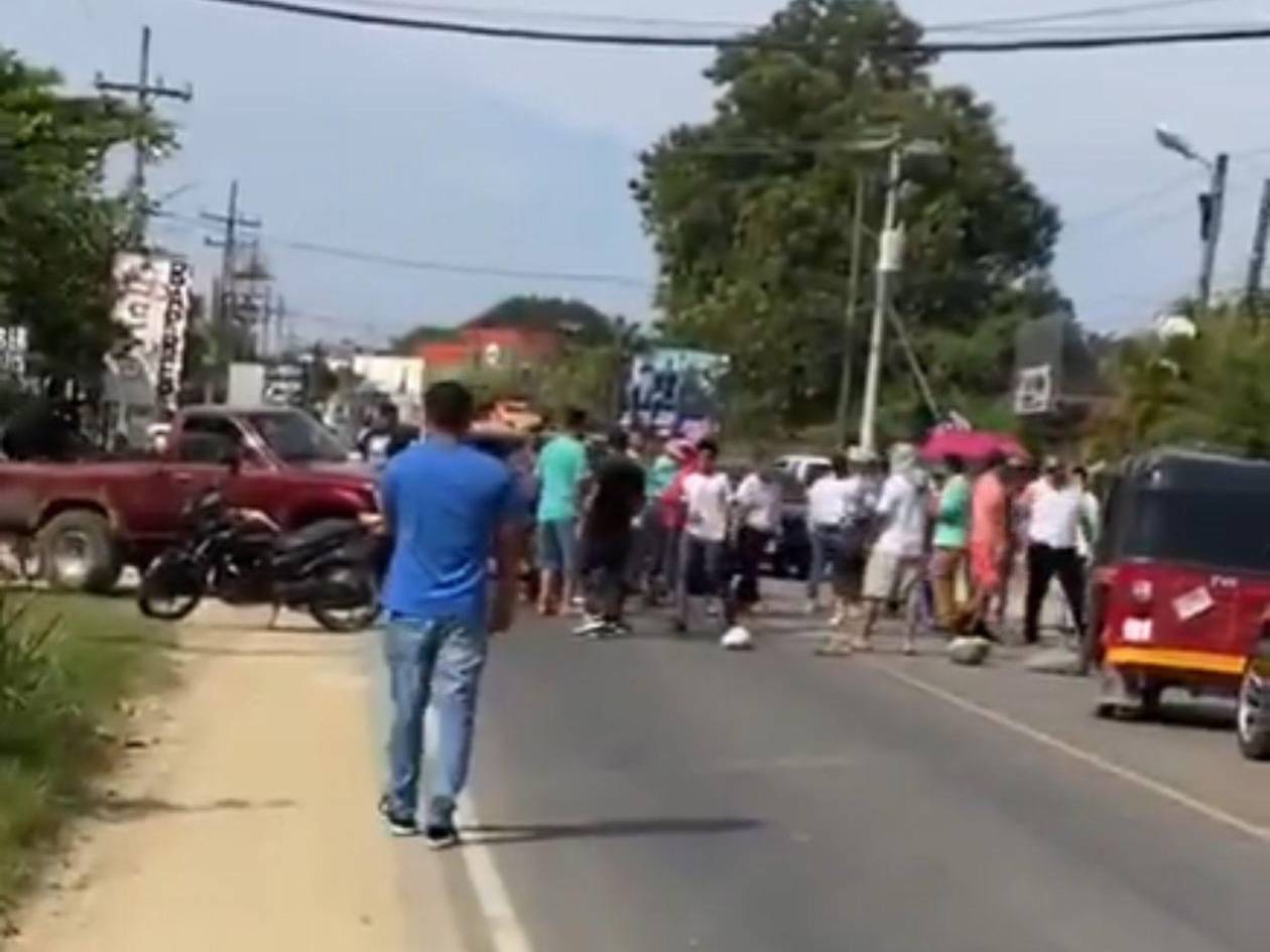 Necesitamos justicia: familiares de niños muertos en accidente de mototaxi protestan en Cortés