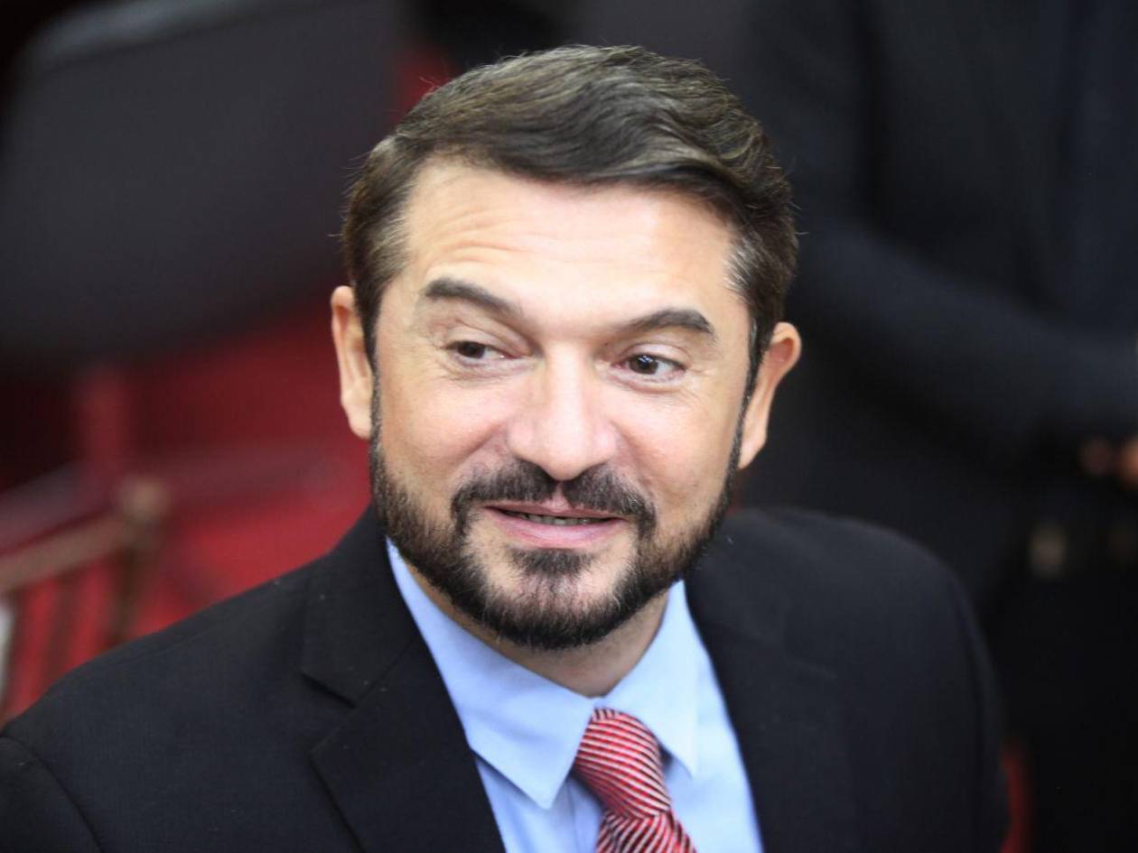 Yury Sabas: Libre quiere entregar identidades como le convenga