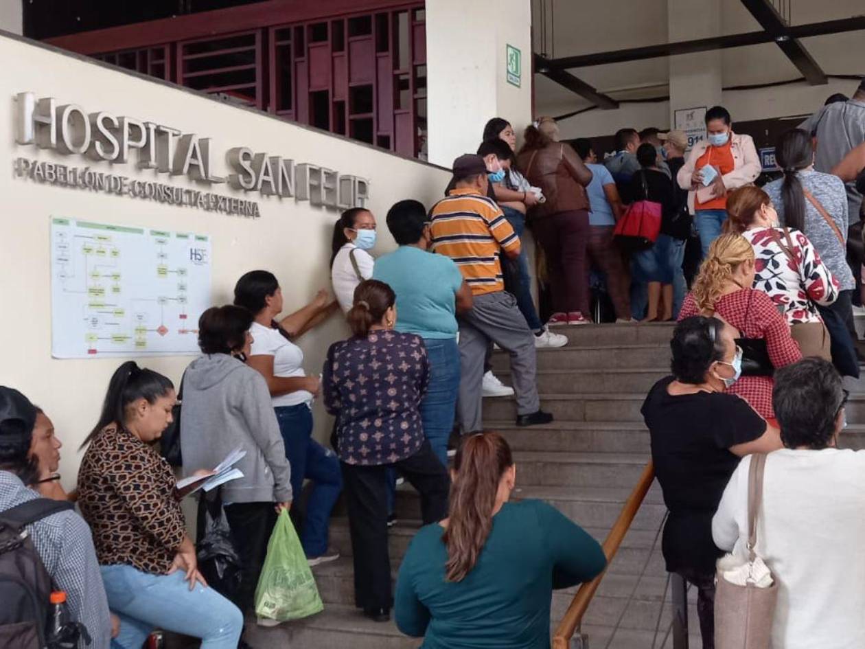 Pacientes hacen largas filas para sacar una cita en el Hospital San Felipe