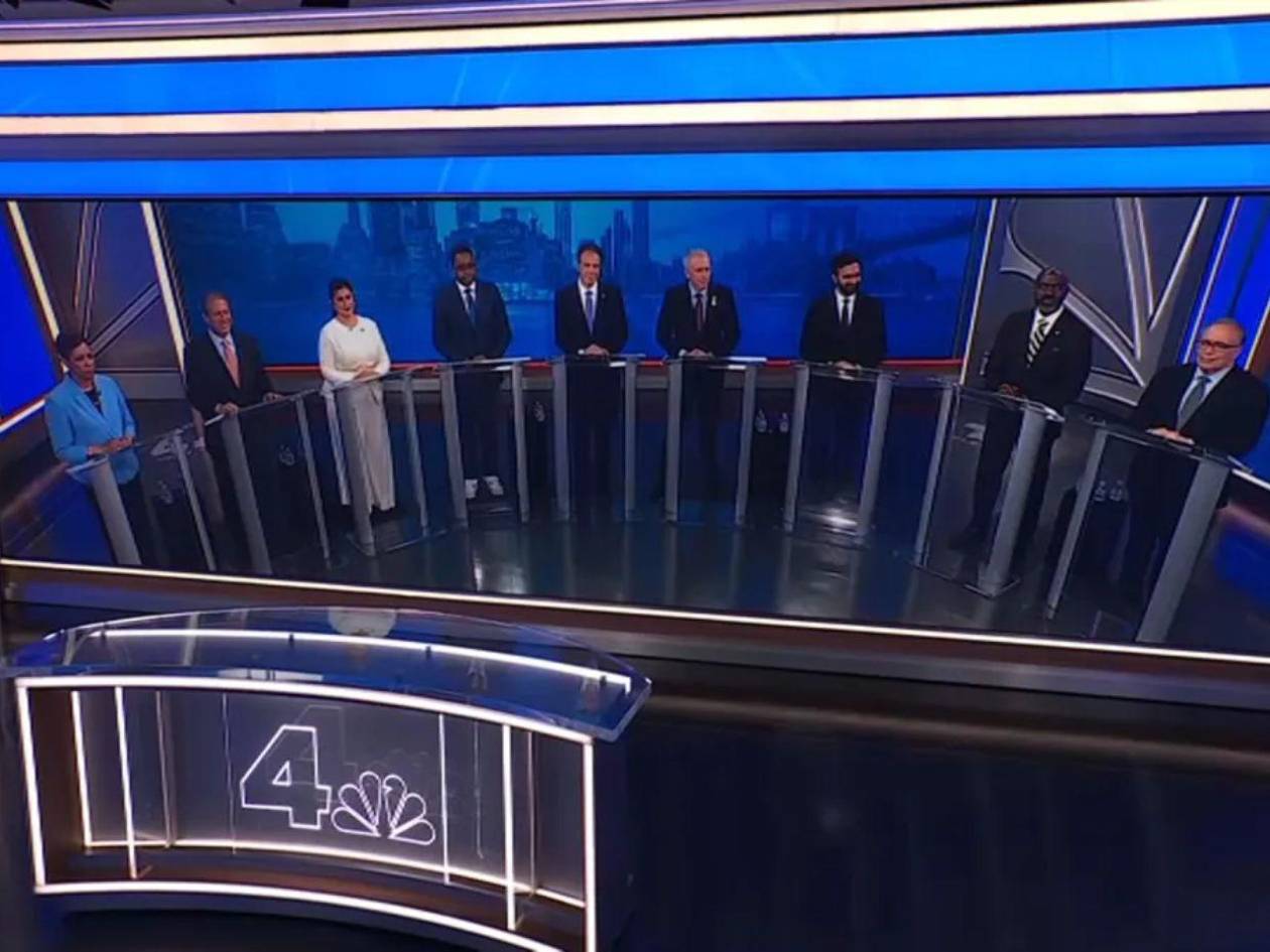 Aspirantes demócratas debaten por la alcaldía de NY sin el alcalde Eric Adams
