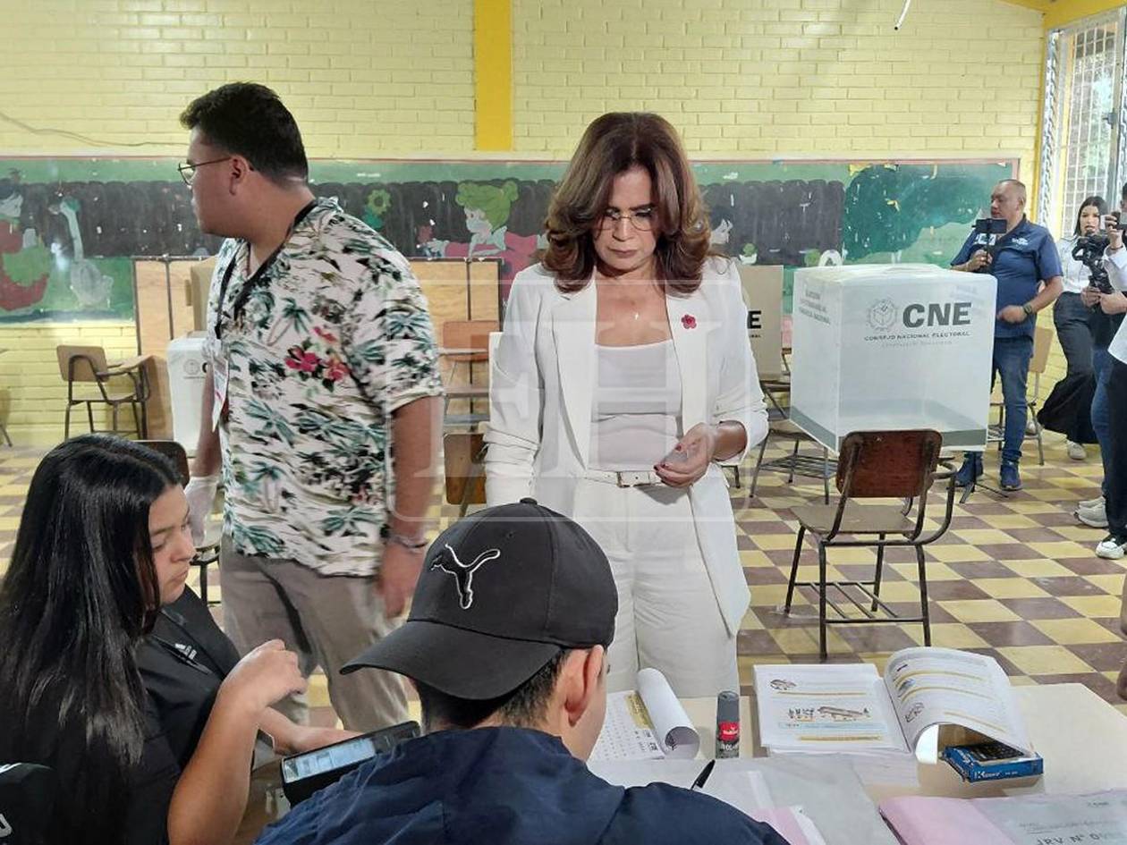 Rixi Moncada ejerce el voto en la Residencial Centroamérica