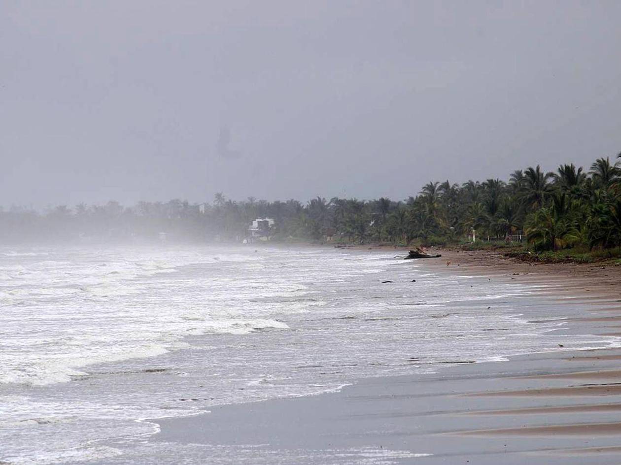Tormenta Alvin provocará este viernes intensas lluvias y oleaje en México