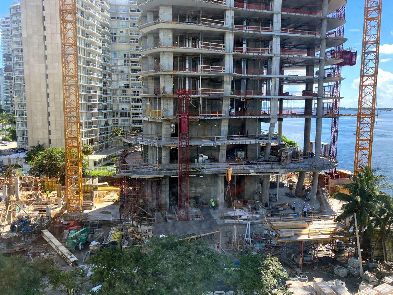 Las redadas migratorias en obras amenazan la industria de la construcción en EEUU