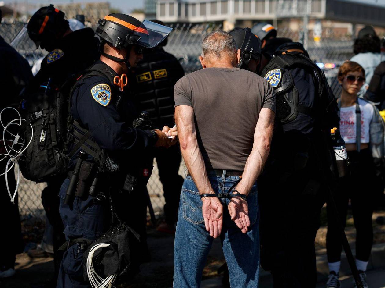 Obispo en California excusa a migrantes de asistir a misa por temor a las redadas de ICE