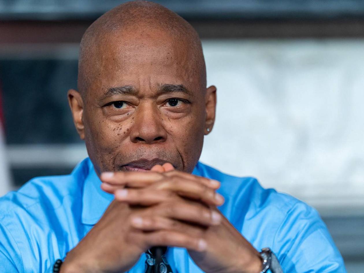 Alcalde de Nueva York pide a exgobernador no ser arrogante y retirarse del proceso