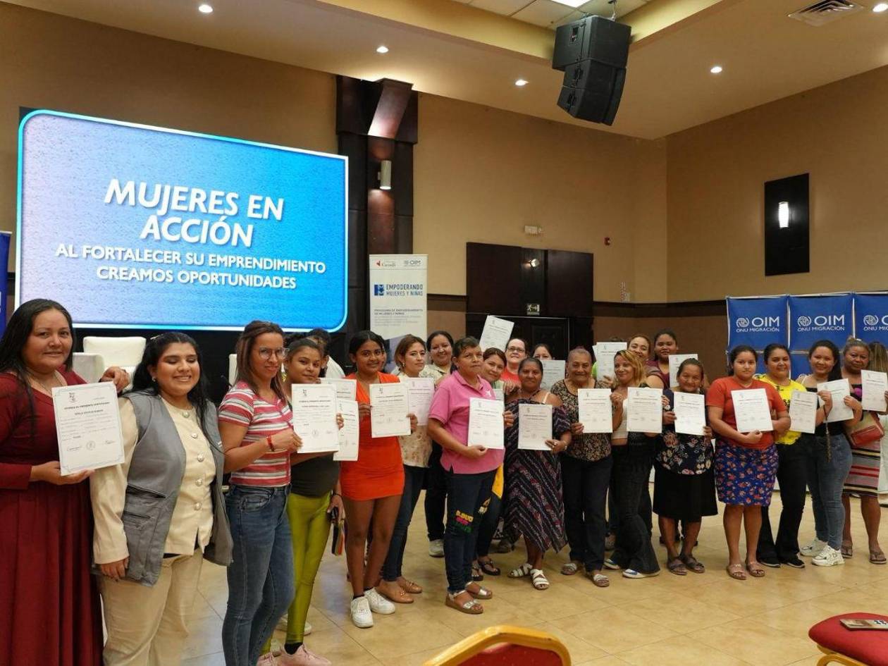 OIM impulsa reintegración de más de 100 mujeres con entrega de capital semilla