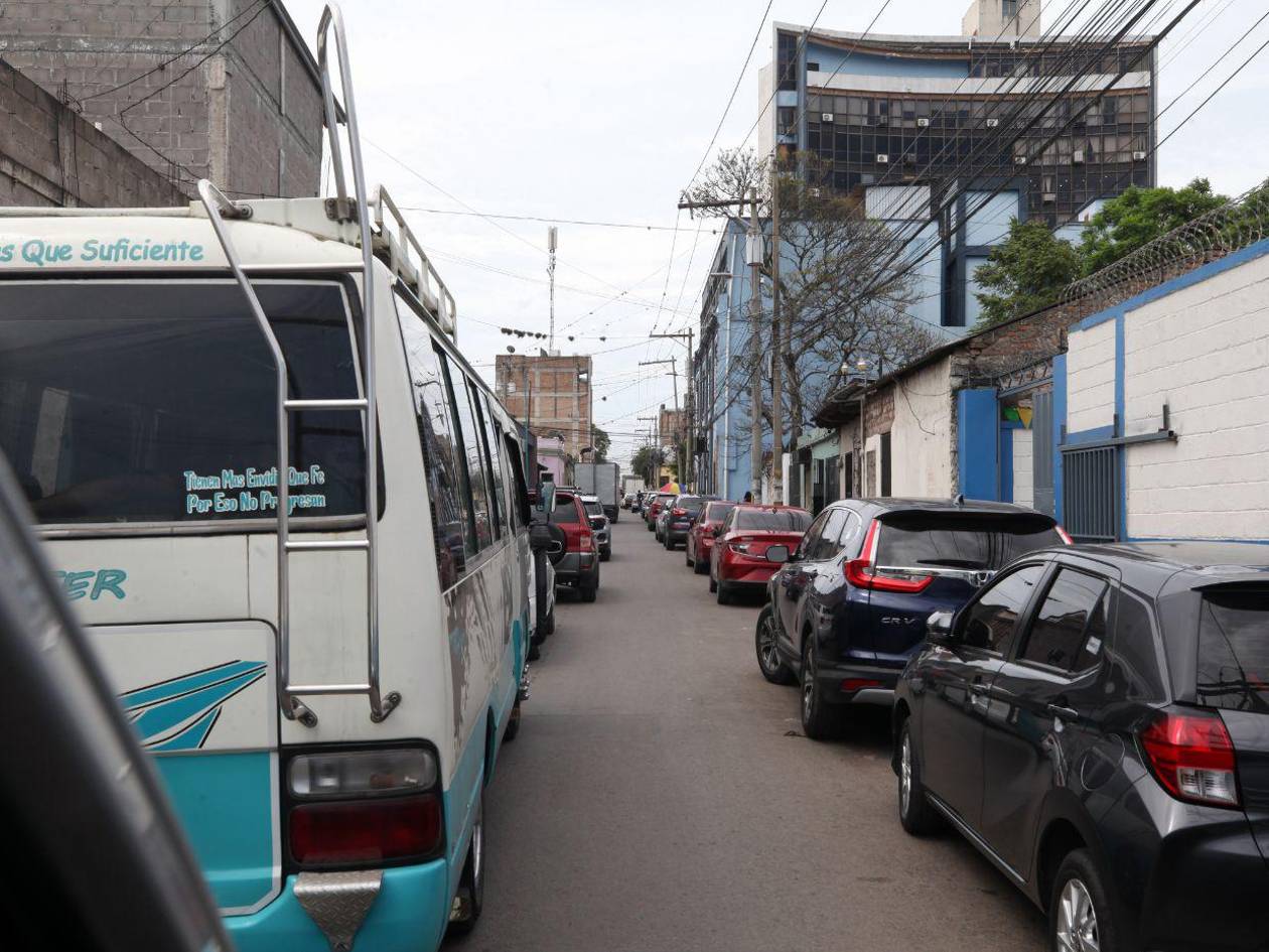 Alcaldía defiende medidas para reducir el tráfico, pero pobladores no ven mejoras