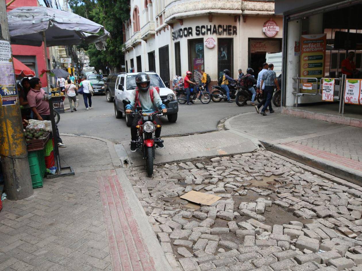 Baches, aceras destruidas y obras inconclusas: así luce el centro histórico de Tegucigalpa
