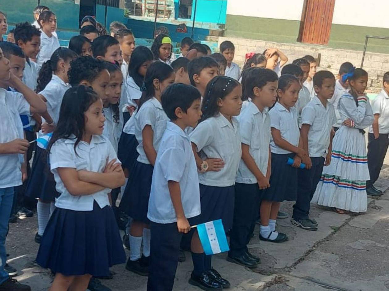 Centros educativos de la capital celebran inicio del Mes de la Patria con civismo