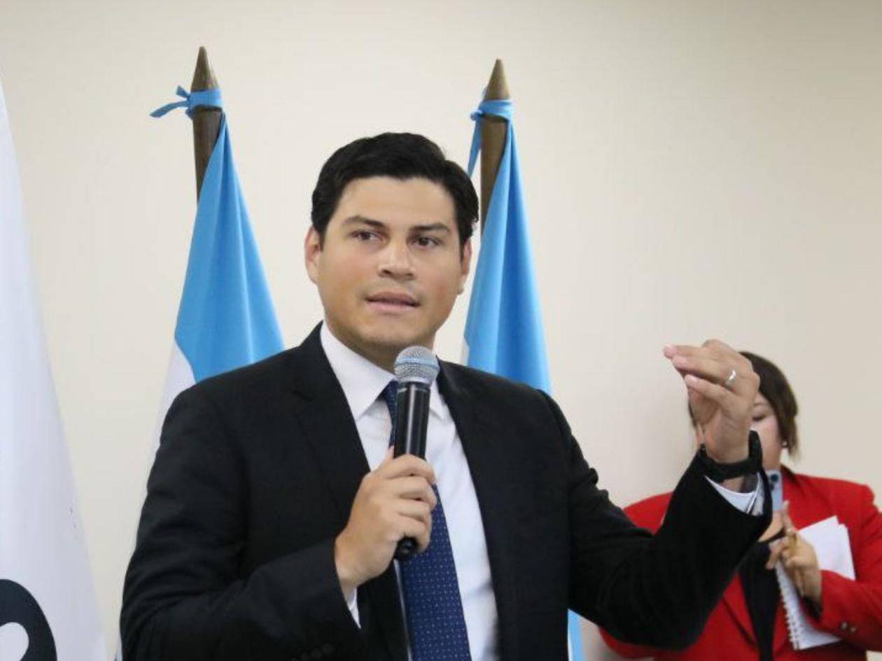 Marlon Ochoa paraliza decisiones en CNE argumentando que no prestará su voto