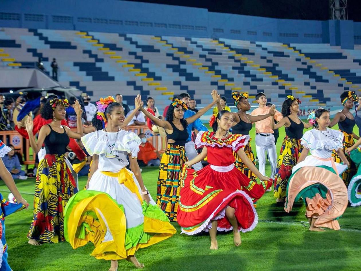 Presidenta Xiomara Castro inaugura tercera cancha híbrida en Estadio Municipal Ceibeño