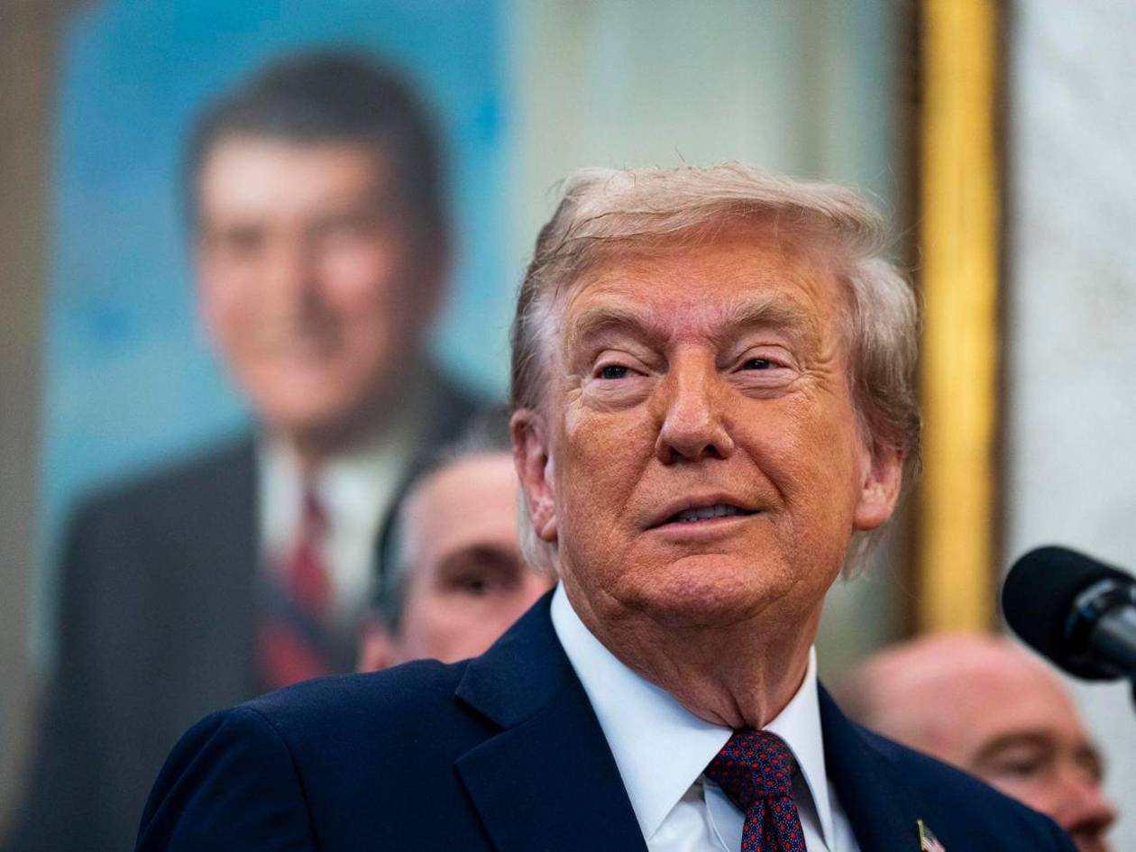 Gobierno de Trump busca prohibir que personas transgénero porten armas