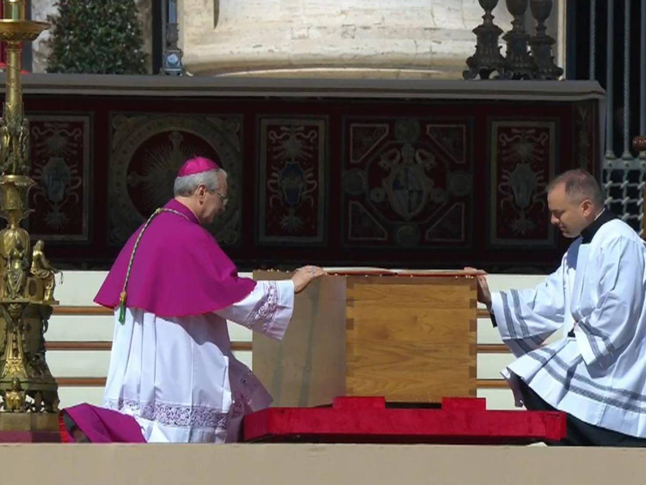 La homilía del funeral: El papa no cesó de implorar la paz y ocuparse de los últimos