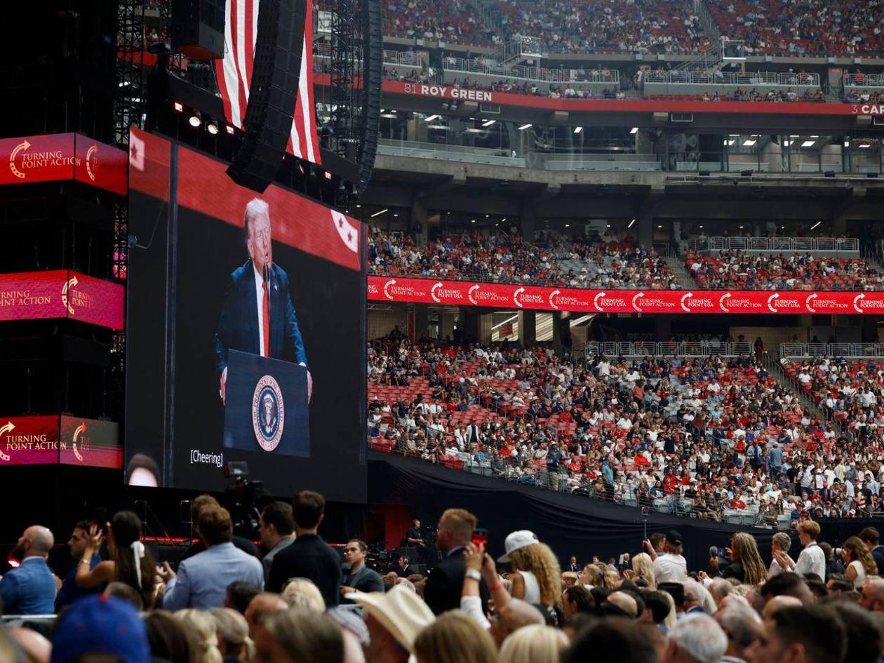 Republicanos convierten a Charlie Kirk en mártir conservador en multitudinaria despedida