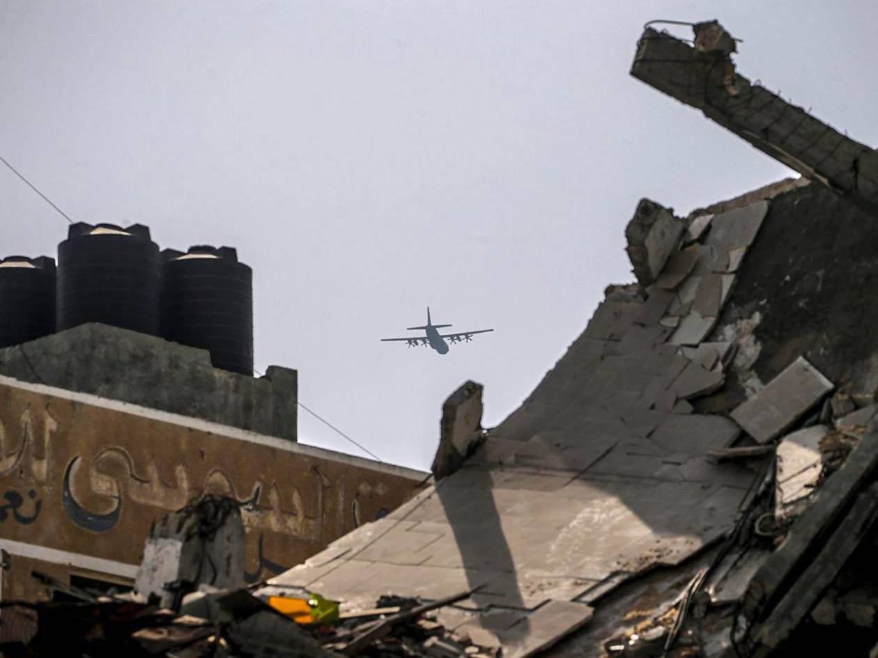 Muere una persona al caerle un paquete de ayuda y otras cuatro buscando comida en Gaza