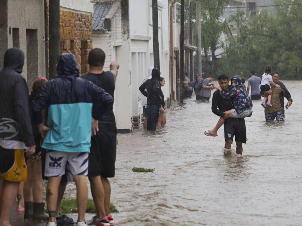 Inundaciones en Bahía Blanca: diez muertos y miles de evacuados tras la tormenta