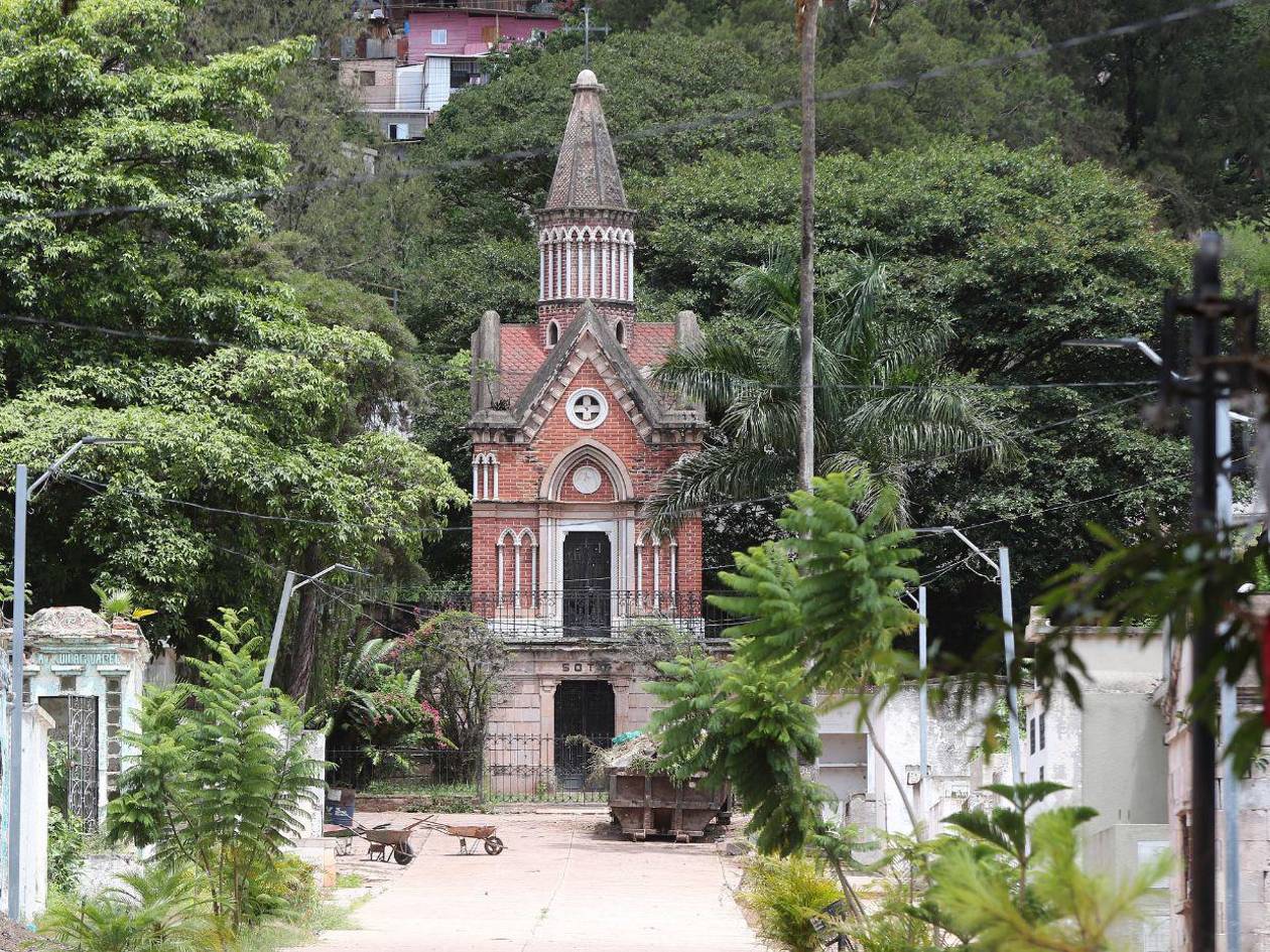Mejoran la iluminación y limpieza en el Cementerio General de Tegucigalpa