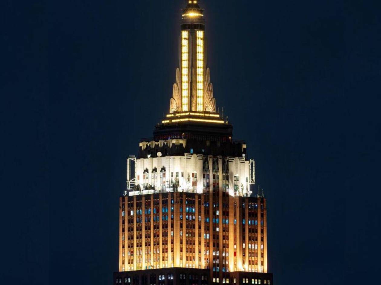 De oro y blanco, el Empire State Building se ilumina en honor al Papa León XIV