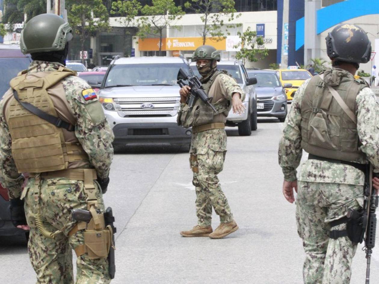 Enfrentamiento en Ecuador entre soldados y supuestos delincuentes deja un muerto