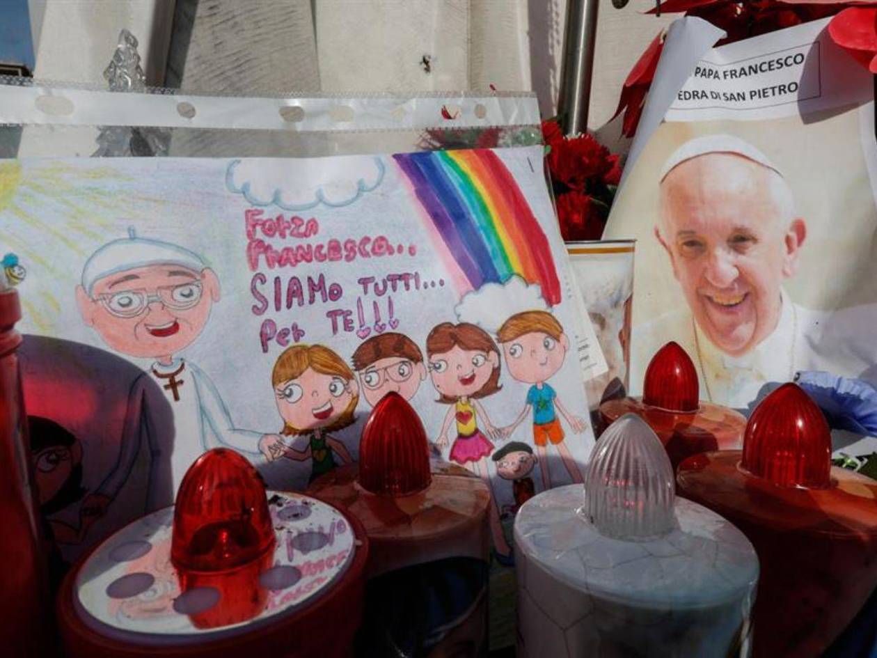 El papa continúa con su tratamiento, mantiene buen ánimo y el Vaticano programa rezo