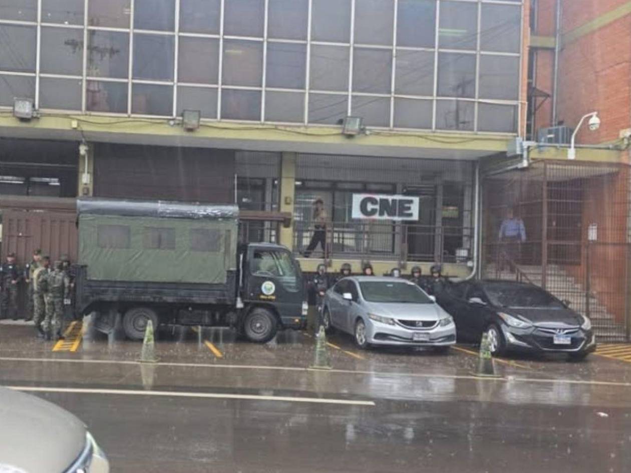 Militares resguardan el CNE tras solicitud de Cossette López